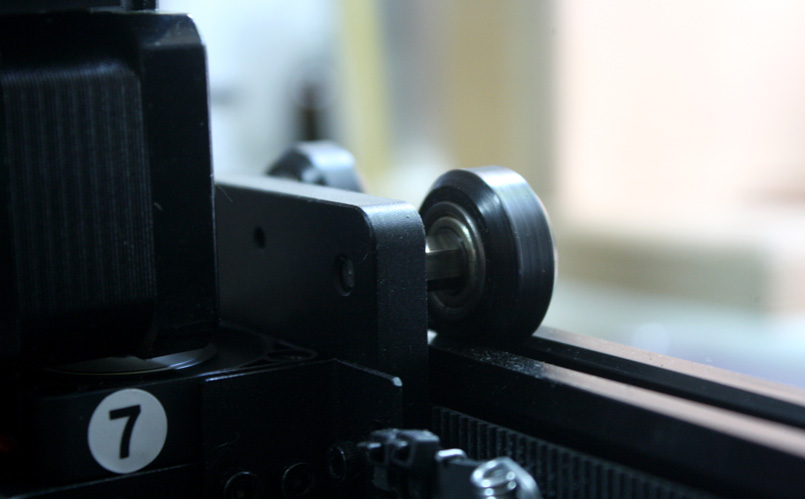 По осям X и Z экструдер передвигается благодаря роликам